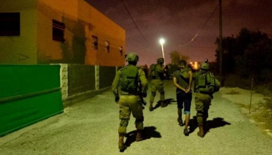 الاحتلال يعتقل والد ووالدة منفذ عملية 